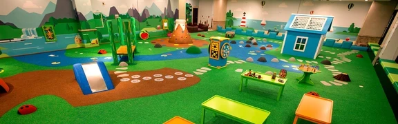 Nature-Themed Indoor Playground with EPDM Flooring – Chengdu Project Large indoor playground with nature-themed EPDM flooring, play huts, interactive elements and a colorful landscape for children