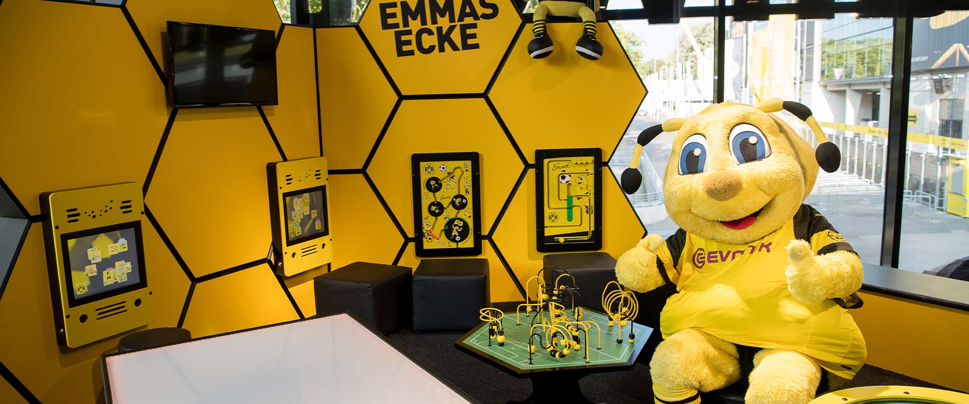 Fan shop Borussia Dormund I Un coin pour enfants entièrement dans le style du club de football Borussia Dortmund avec différents modules de jeu de IKC