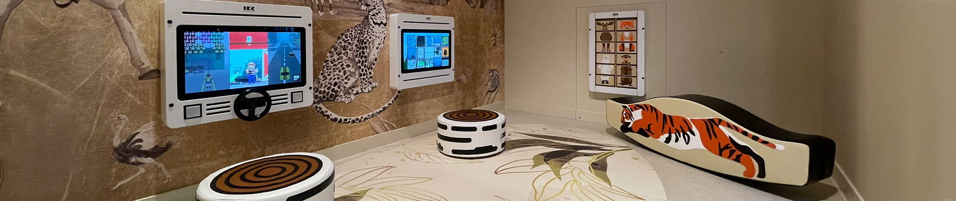 Kinderhoek bij Van der Valk hotel met interactieve speelwanden, digitale gameschermen, memory wandspel en speelelementen in een safari- en junglethema, ontworpen door IKC.