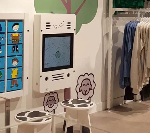 Kinderspeelhoek C&A wandspeelbord en spelcomputer