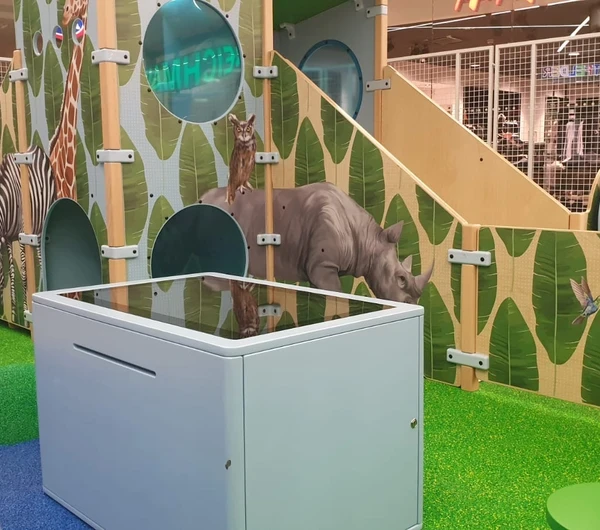 IKC speelhoek voor kinderen bij shoppingcenter Marktplatz in Duitsland