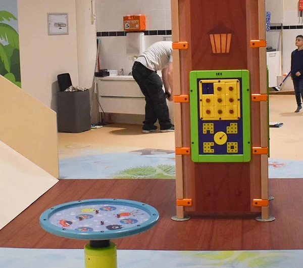 Op deze afbeelding staat een custom speelhuis geplaatst bij de kinderopvang