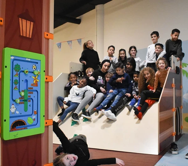 Op deze afbeelding staat een custom speelhuis geplaatst bij de kinderopvang