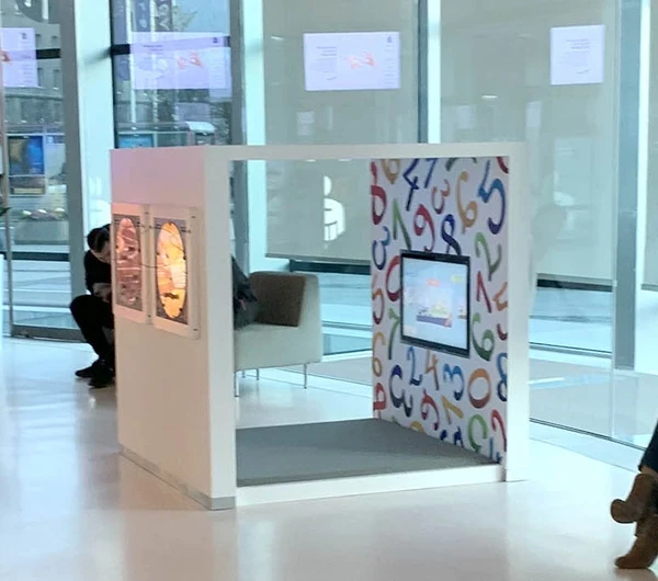 een kleine kinderspeelhoek in een bank in Warschau