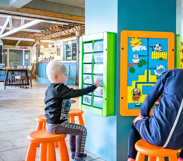 IKC | Zandstuve kinderhoek in restaurant met wandspellen