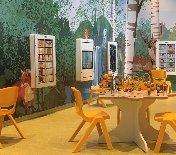 IKC speelruimte met kralentafel kindermeubels wandspellen en wandbekleding bij Backerei Schollin in Bottrop Duitsland