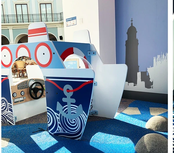 IKC speelhoek met Arctic zee thema en het speelboot All Aboard speelsysteem in het Mein Outlet shopping center in de havenstad Bremerhaven in Duitsland