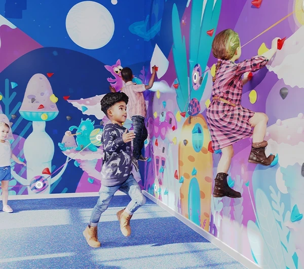 IKC interactieve speelmuur Activity Wall Parcours met ruimte thema en ingebouwde klimmuur met klimgrepen voor kinderen