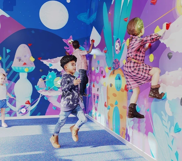 IKC interactieve speelmuur Activity Wall Parcours met ruimte thema en ingebouwde klimmuur met klimgrepen voor kinderen