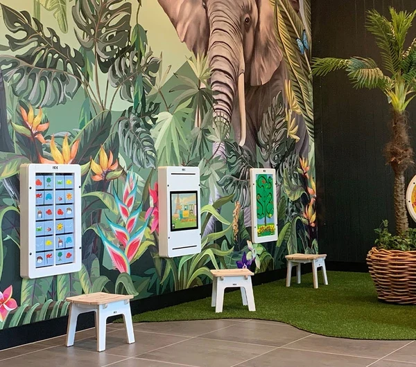 IKC speelhoek met kinderstoelen en wandspellen in tuincentrum Vechtweelde in Maarssen