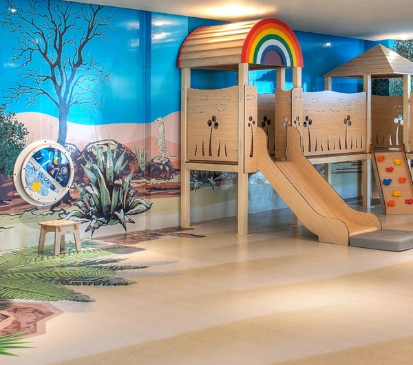 Thema kinderhoek met wandspeelborden