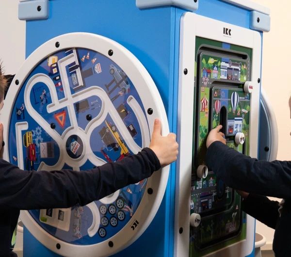 kinderen spelen met speeltoren wandspeelborden