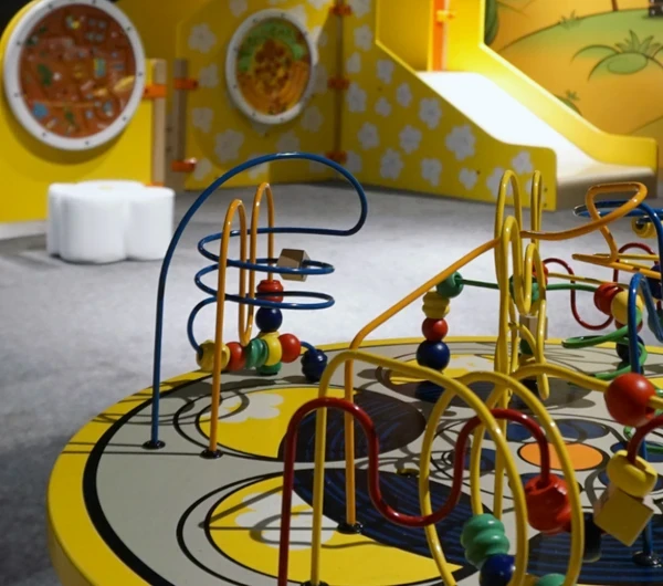 kinderhoek pathe bioscoop speelhoek kinderen spelcomputers wandspeelborden