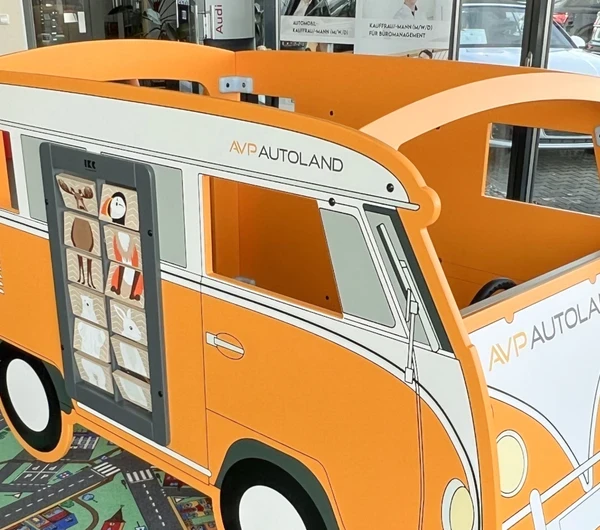 op maat gemaakt busje in speelhoek