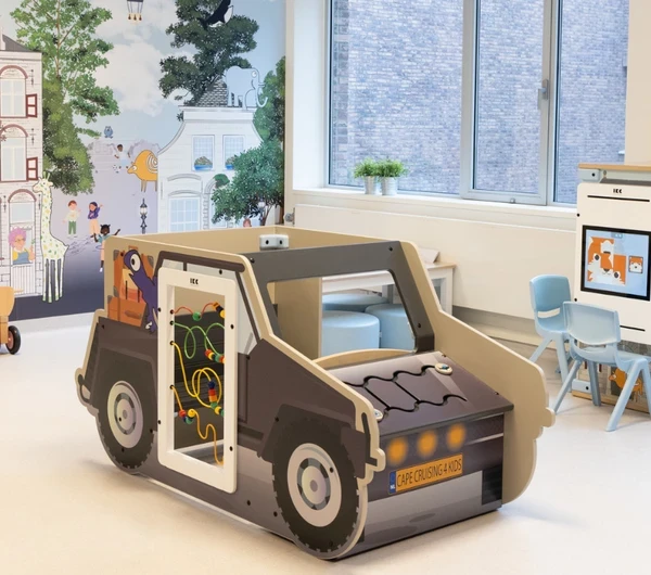 De vernieuwde kindvriendelijke wachtkamer inrichting van het ziekenhuis