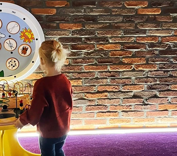 girl playing in pathe delft kids corner