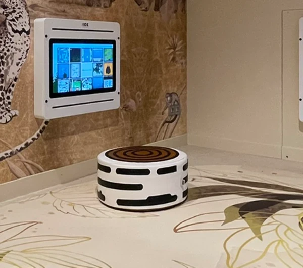 Kinderhoek bij Van der Valk hotel met interactieve speelwanden, digitale gameschermen, memory wandspel en speelelementen in een safari- en junglethema, ontworpen door IKC.
