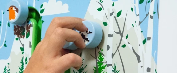 子供コーナーのウォールゲームのクローズアップ