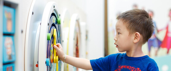 Enfant jouant avec le jeu mural de la collection IKC Classic