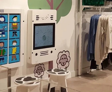 Kinderspeelhoek C&A wandspeelbord en spelcomputer