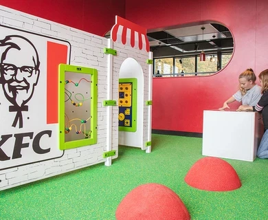 Een kinderhoek in fastfood restaurant KFC voor speelplezier tijdens het wachten