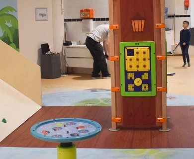 Op deze afbeelding staat een custom speelhuis geplaatst bij de kinderopvang