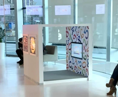 een kleine kinderspeelhoek in een bank in Warschau