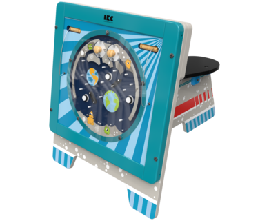 Een ruimte scooter met een wandspel erop | IKC speelsystemen