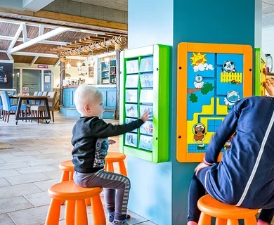 IKC | Zandstuve kinderhoek in restaurant met wandspellen