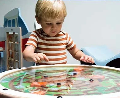 IKC Arctic Collection - Swinging Top Maze met spelend kind in een kinderhoek