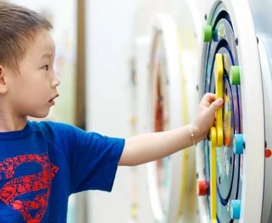 Witte Clock Around Playwheel met een spelend kind Classic IKC