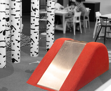 Een glijbaan met een EPDM laag om op te klimmen en te glijden op een veilige manier