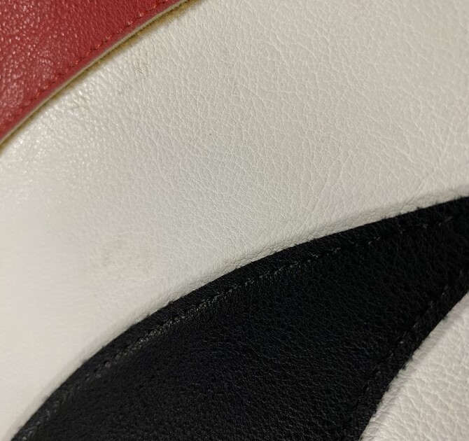 Op deze afbeelding staat een softplay Eye aye red