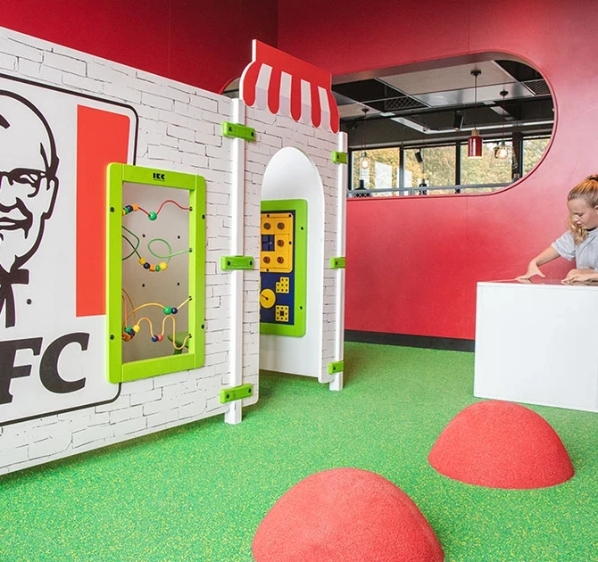 Een kinderhoek in fastfood restaurant KFC voor speelplezier tijdens het wachten