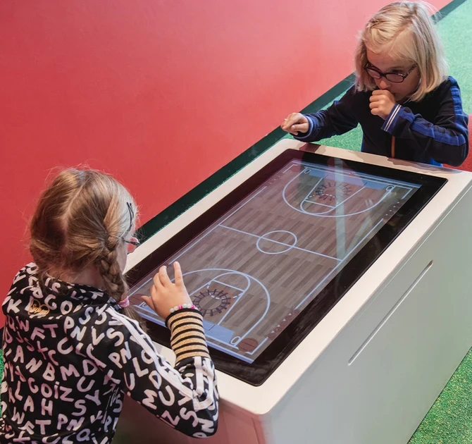 Op deze afbeelding staat een interactief speelsysteem Delta 32 inch touchtable