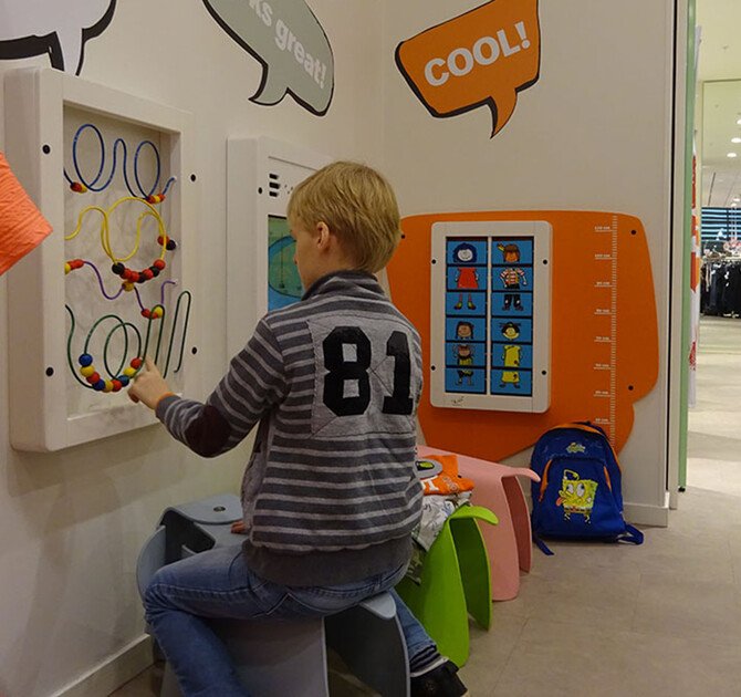 Kralenspel aan de muur voor kinderen in de C&A
