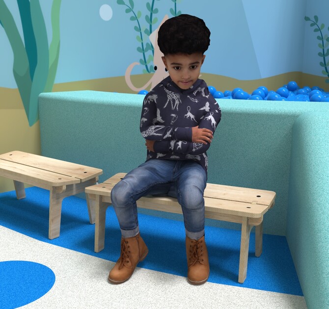 Op deze afbeelding ziet u een kind op de Buxus Bench wood uit de kindermeubel collectie Buxus