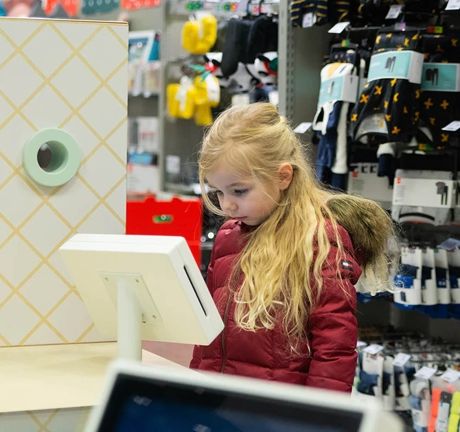Op deze afbeelding ziet u een kinderhoek in winkel Hema