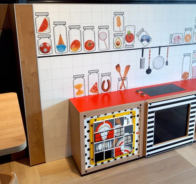 Keuken voor kinderen om mee te spelen terwijl ouders winkelen in een HEMA winkel