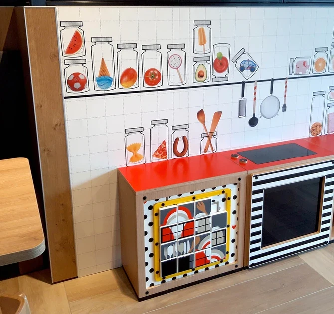 Keuken voor kinderen om mee te spelen terwijl ouders winkelen in een HEMA winkel