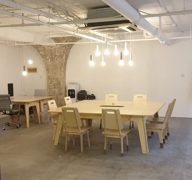 Een uniek kantoor met een bijzondere inrichting door eigen productie