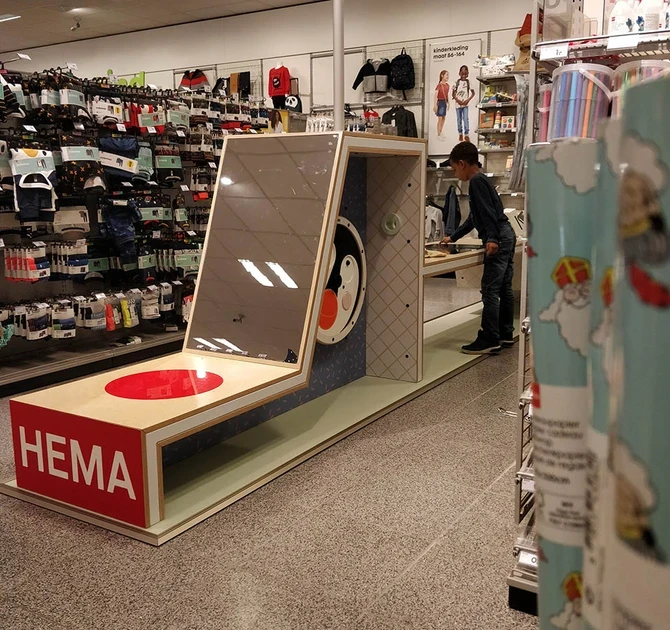 Op deze afbeelding ziet u een kinderhoek in winkel Hema
