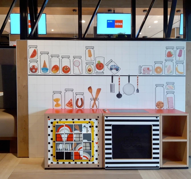 Op deze afbeelding ziet u een speelhoek in winkel Hema kinderen kunnen spelen terwijl ouders rustig winkelen