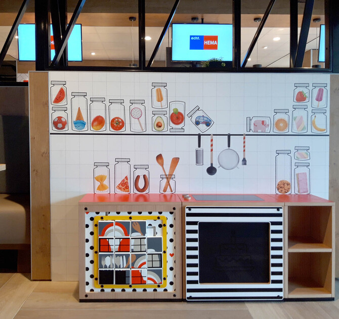 Op deze afbeelding ziet u een speelhoek in winkel Hema kinderen kunnen spelen terwijl ouders rustig winkelen