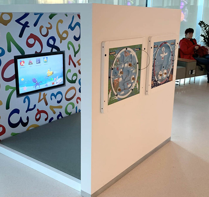 Interactief speelsysteem in een kleine kinderhoek in Warschau