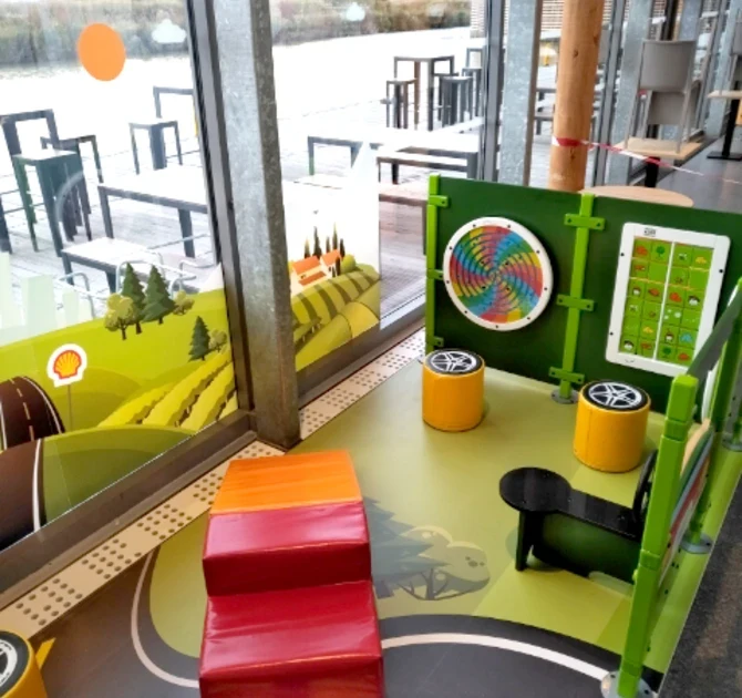 Een kinderspeelhoek Bij Shell tankstations in Frankrijk