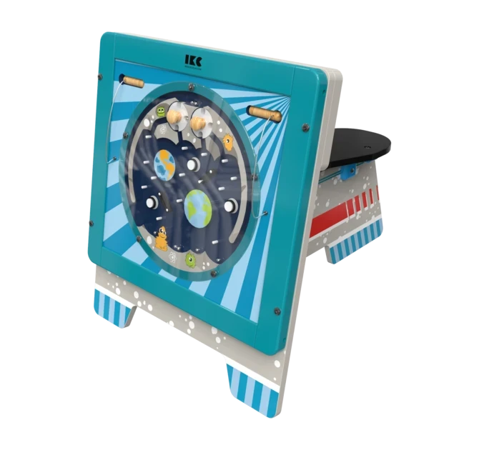 Een ruimte scooter met een wandspel erop | IKC speelsystemen