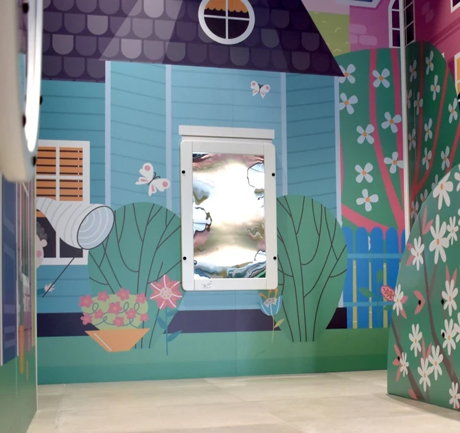 Lachspiegel aan de wand tot grootste lol en vermaak van kinderen