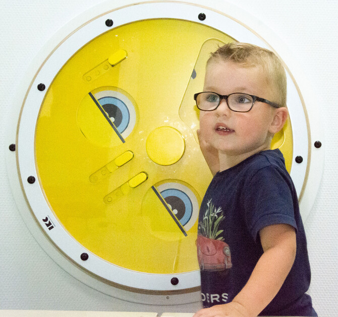 wheel of emotions wandspel in de vorm van emoticon gezichtje