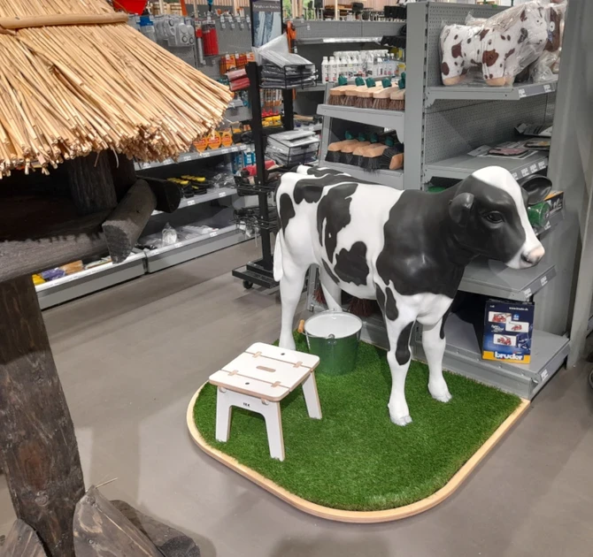 kunstgras met een interactieve koe voor Welkoop